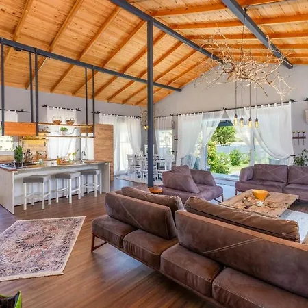 Spacious With Pool & Veranda, Nature Retreat *
