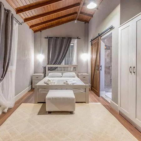 Spacious With Pool & Veranda, Nature Retreat Tatil Evi *